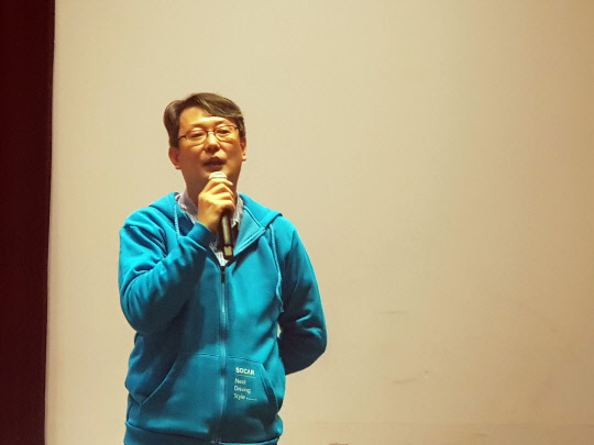 원종필 쏘카 최고기술책임자(CTO)가 지난 20일 강원도 휘닉스 평창에서 열린 '2019 한국소프트웨어종합학술대회' 행사 중 열린 '인공지능(AI) 영상분석 경진대회'에서 발표하고 있다.   쏘카 제공